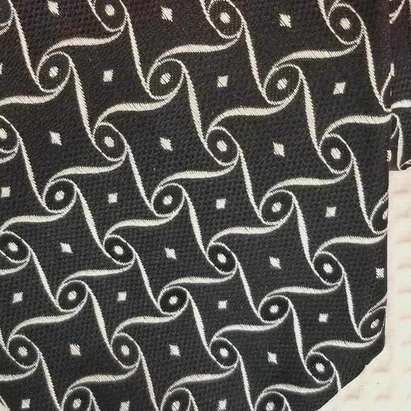 Essex Row Men's Tie 100% Silk Black & White Scroll Foulard 3 1/2x58 1/2" - Picture 6 of 6